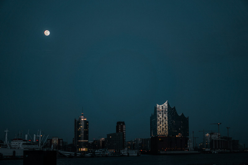 Fotospot beim Elbtunnel mit Blick auf die Elbphilharmonie