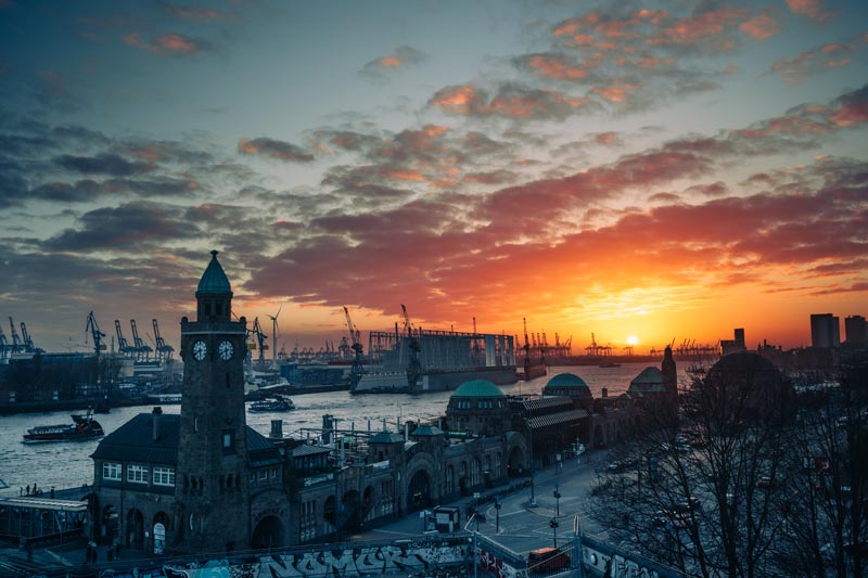 Fotospot an den Landungsbrücken mit Blick über den Hamburger Hafen bei Sonnenuntergang