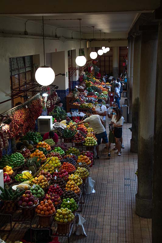 Blick auf die verschiedenste Früchte in der Markthalle von Funchal