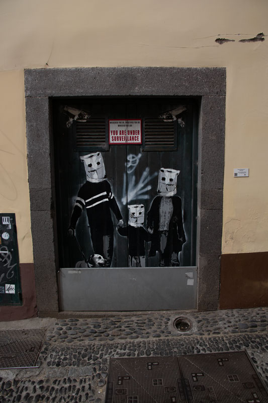 Streetart and einer Tür in Funchal