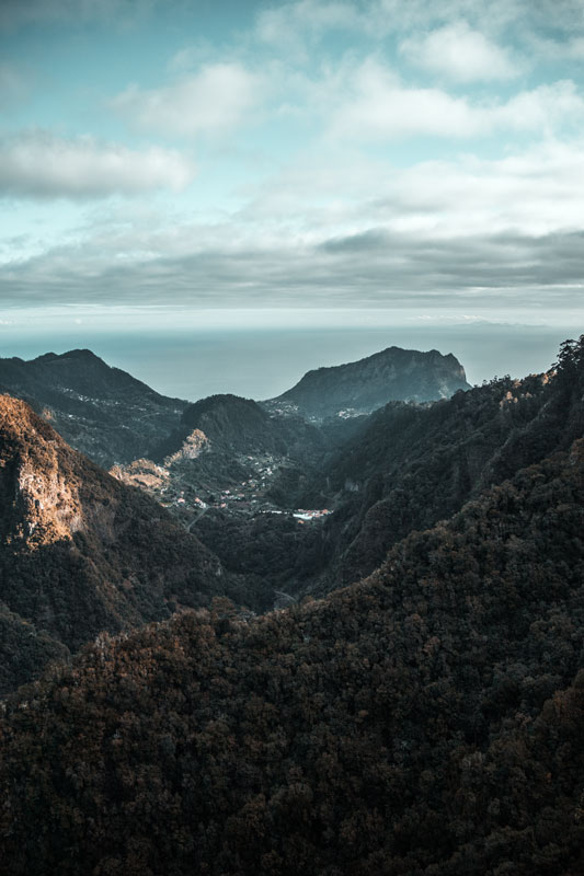 Ausblick in ein Tal von der Levada dos Balcões auf Madeira