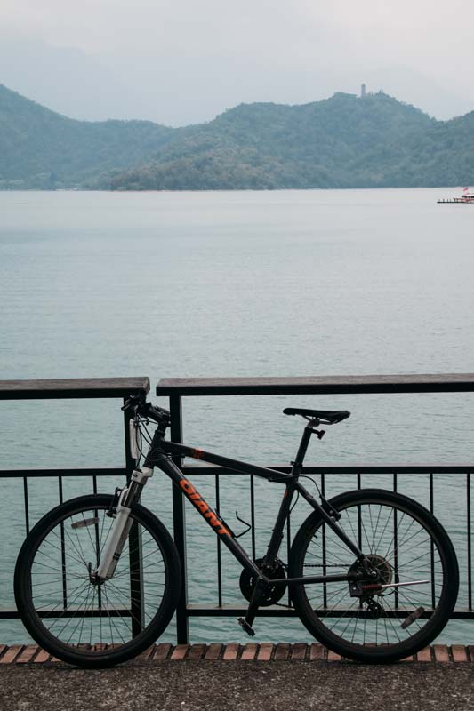 Mit-dem-Fahrrad-geht-es-um-den-Sun-Moon-Lake