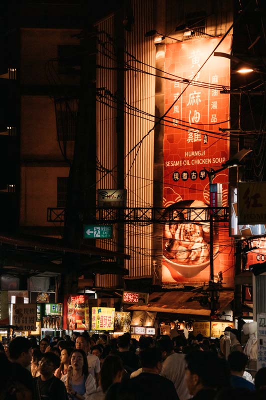 Verschiedene-Shops-auf-dem-Fengjia-Night-Market